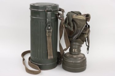 Wehrmacht gas mask with can