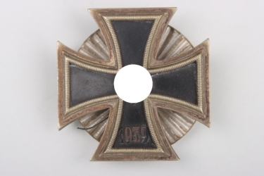 1939 Iron Cross 1st Class on clamshell screw-back