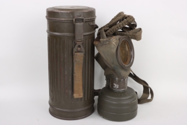 Wehrmacht gas mask with can - Flak-Regiment 25