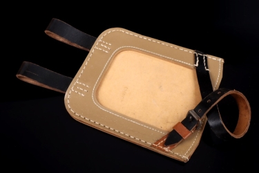 Unissued German late-war tan pressed cardboard entrenching tool carrying case, « eue/43 »