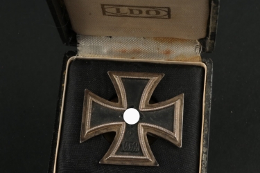 Screw-Back 1939 Iron Cross 1st Class in Case