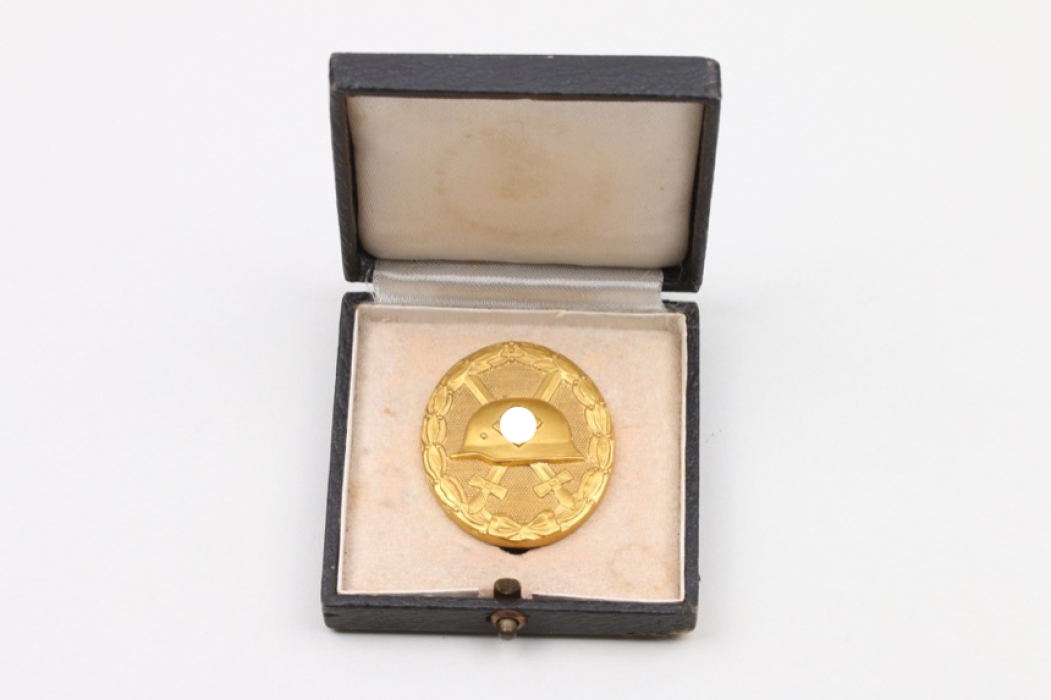 Wound Badge in gold "30" in case 