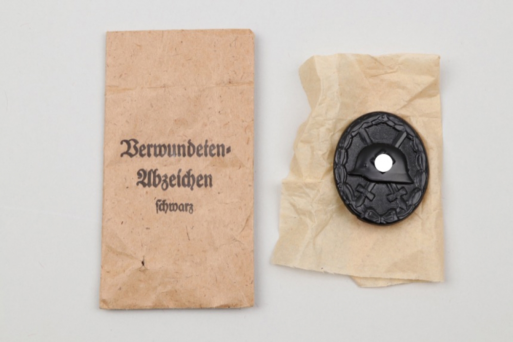 Wound Badge in black "32" in Hobacher bag