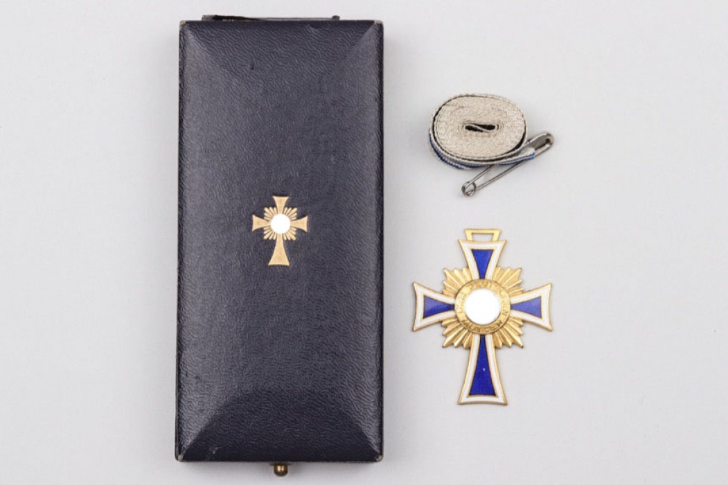 Mother's Cross in gold in LIEFERGEMEINSCHAFT case