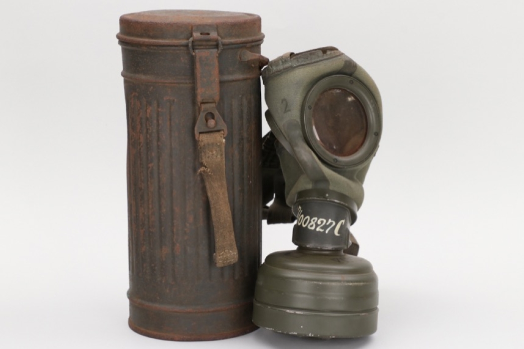 Wehrmacht gas mask + can to Fw. Löber