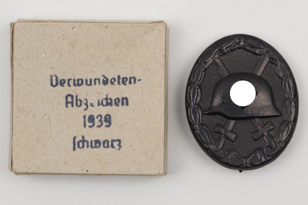 Wound Badge in black "88" marked in rare carton