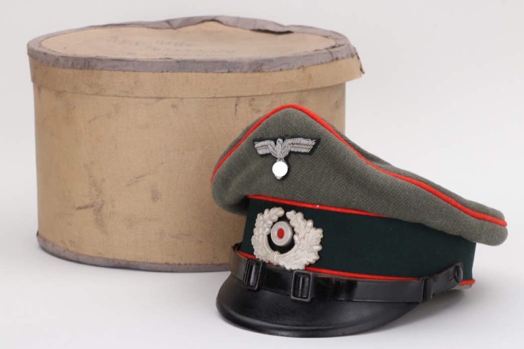 Heer Artillerie visor cap with box to Fhj.Uffz. Eichhorn