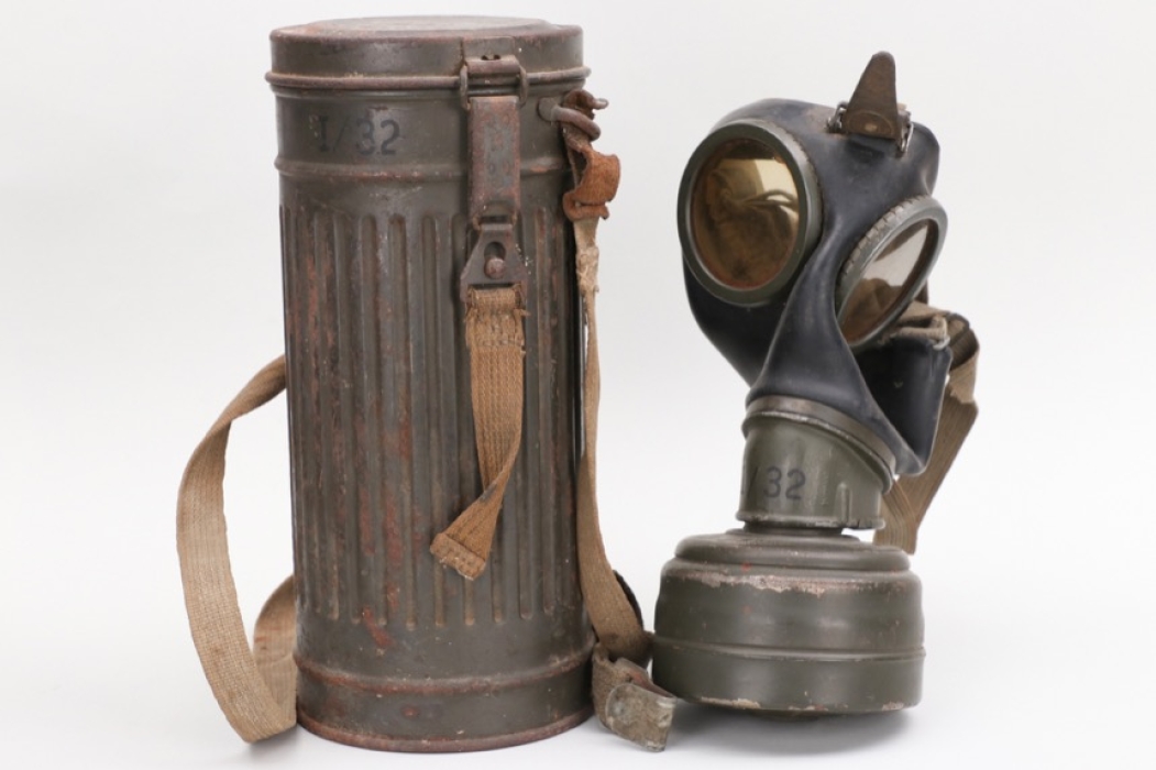 Wehrmacht "I/32" gas mask with can