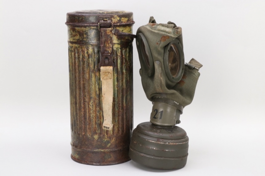 Wehrmacht gas mask with camo can - ebu 43