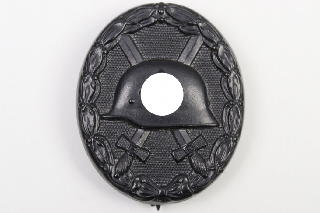 Wound Badge in Black - 13 (integral catch)