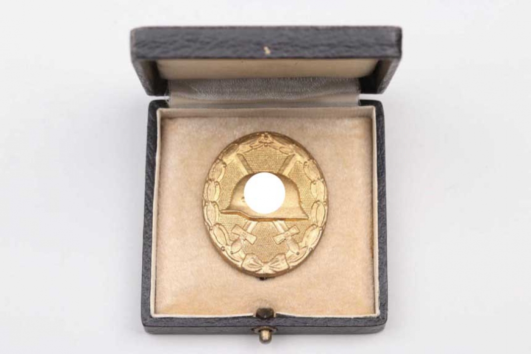 Wound Badge in gold in case - 30