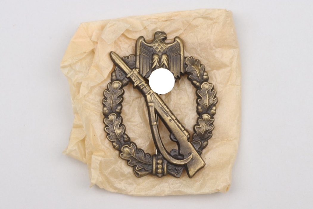Infantry Assault Badge in bronze with paper packaging - JFS