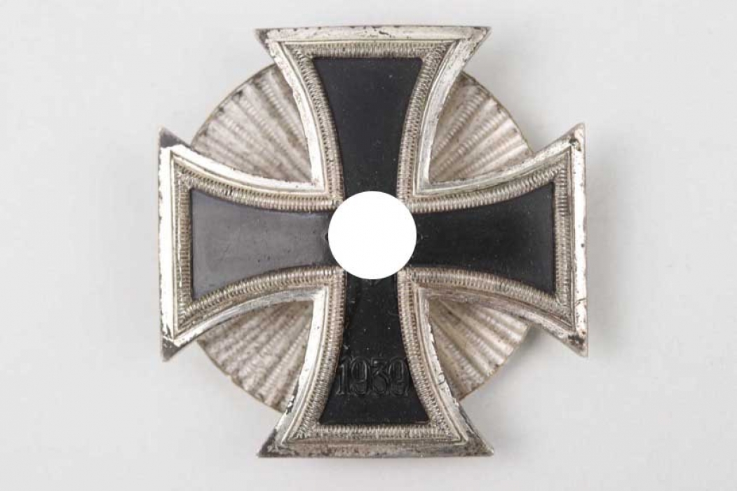 1939 Iron Cross 1st Class on clamshell screw-back - Schinkel type