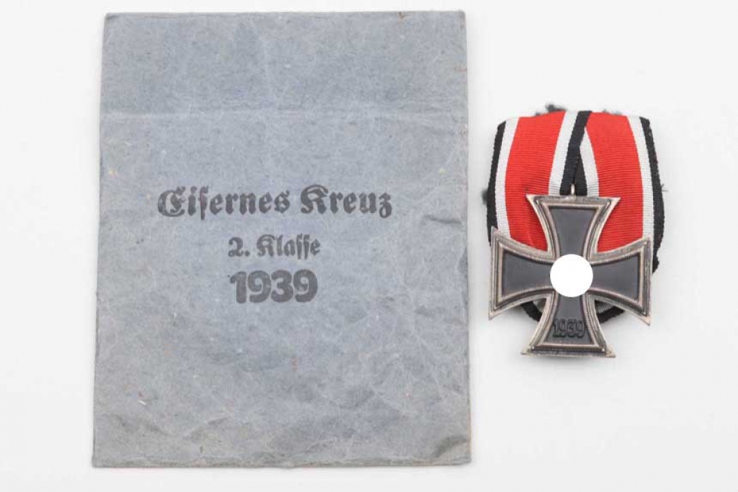 1939 Iron Cross 2nd Class on medal bar + bag of issue - K&Q