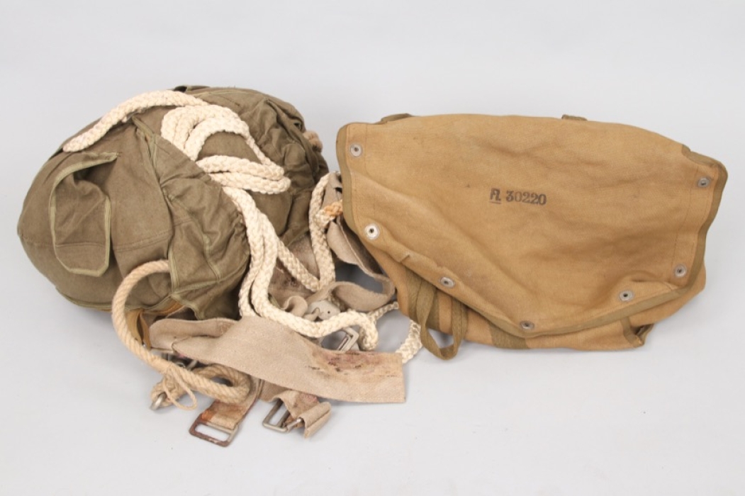 Luftwaffe - RZ20 parachute for paratrooper- completely packed with harness