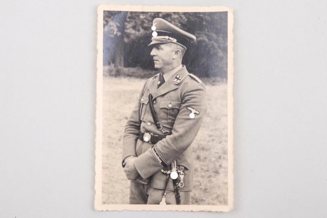 Photo of an SS leader with "Brandenburg" cuff title