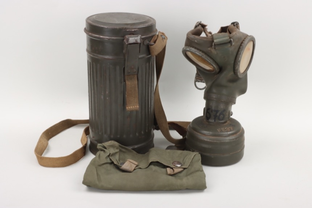 Wehrmacht Gas mask M30/M38 with can and contents