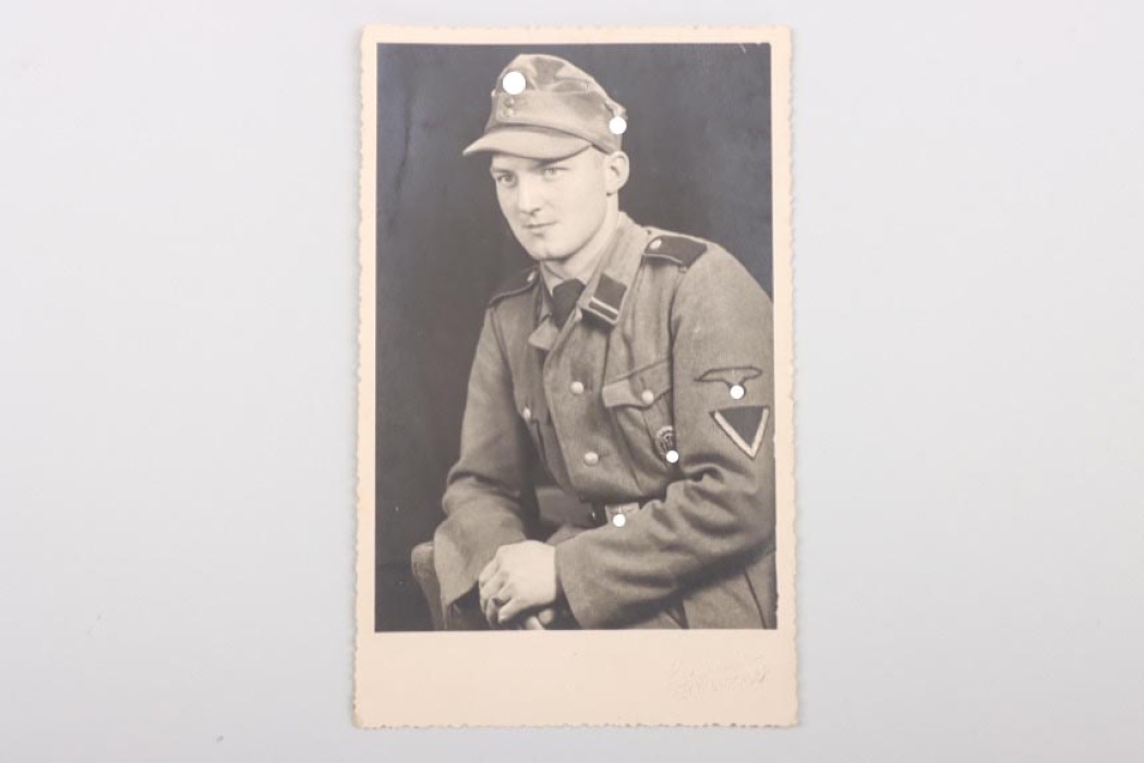 Waffen-SS Gebirgsjäger portrait photo with metal cap insignia