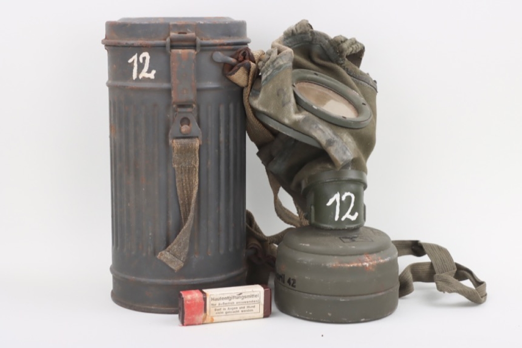 Luftwaffe gas mask in can - Haupthelferin Anny Giskinger