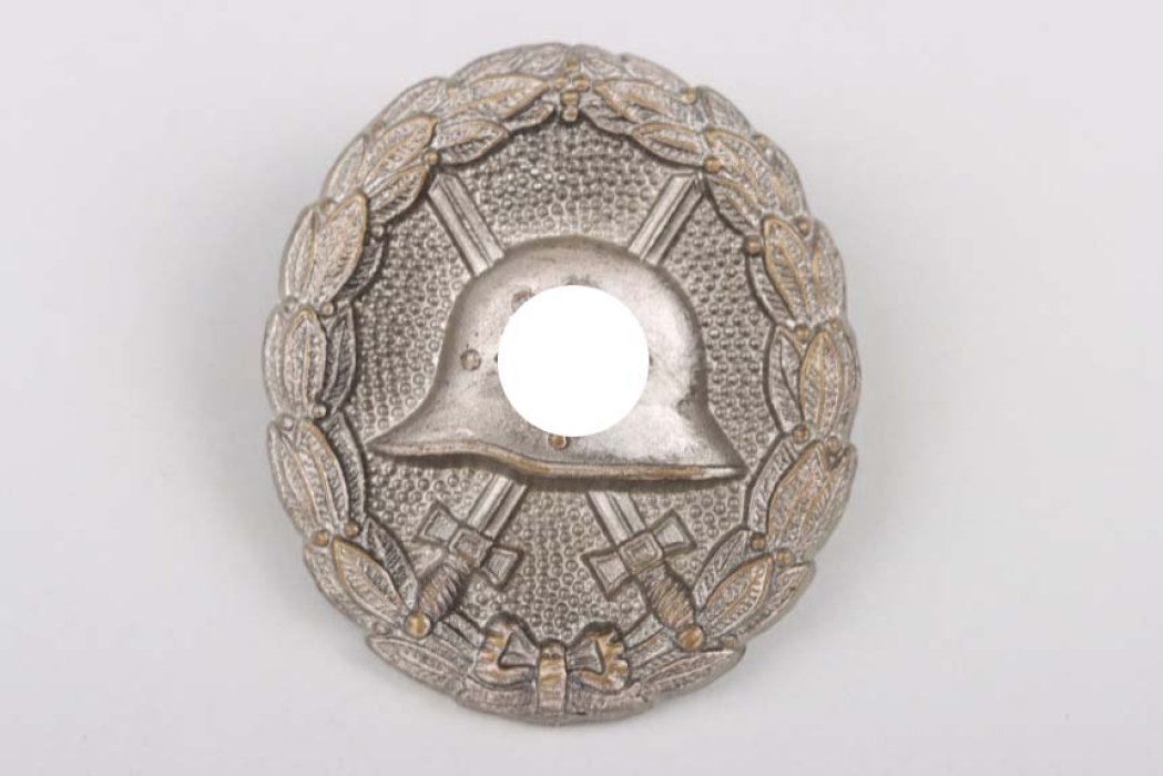 Wound Badge in Silver on screw-back - 1st pattern