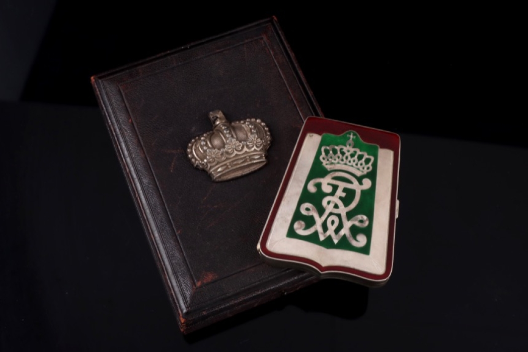 Imporant officer's cigarette case with case of issue
