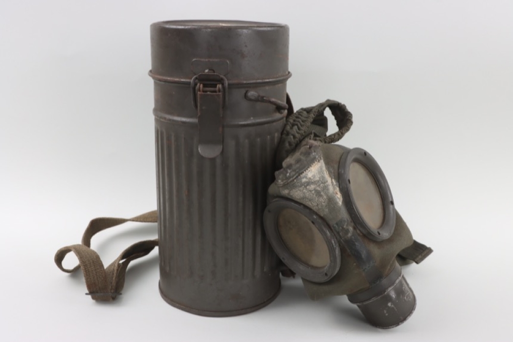 Wehrmacht gas mask with Reichswehr can