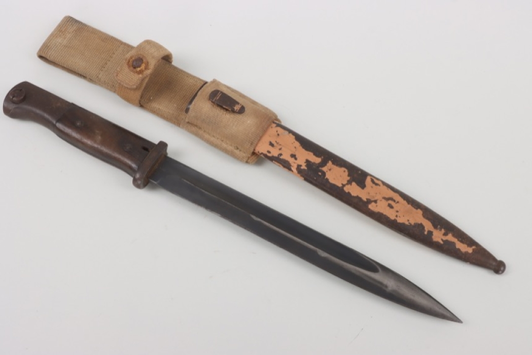 Wehrmacht bayonet 84/98 with tropical finish and webbing frog
