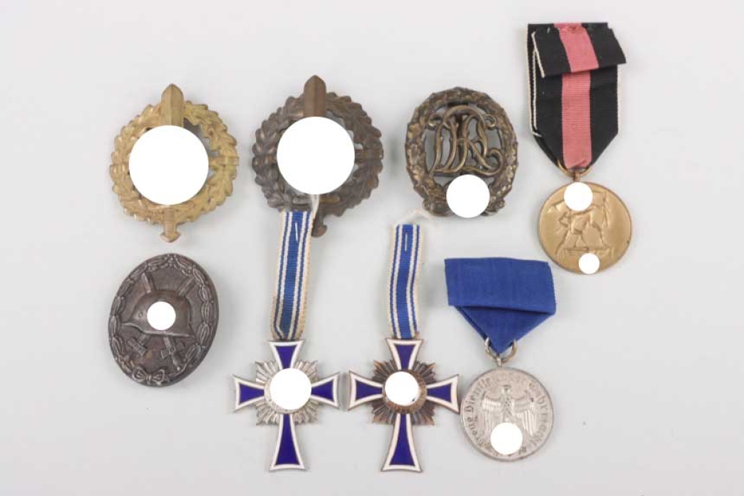 Medal grouping of 8 medals and sport badges