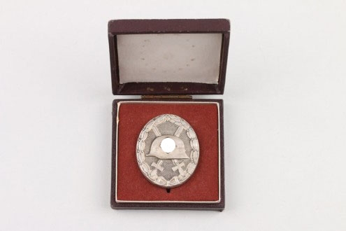 Wound Badge in silver (30 marked) in case