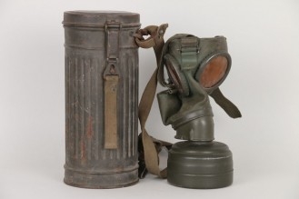 Complete Wehrmacht gas mask & can - 1940