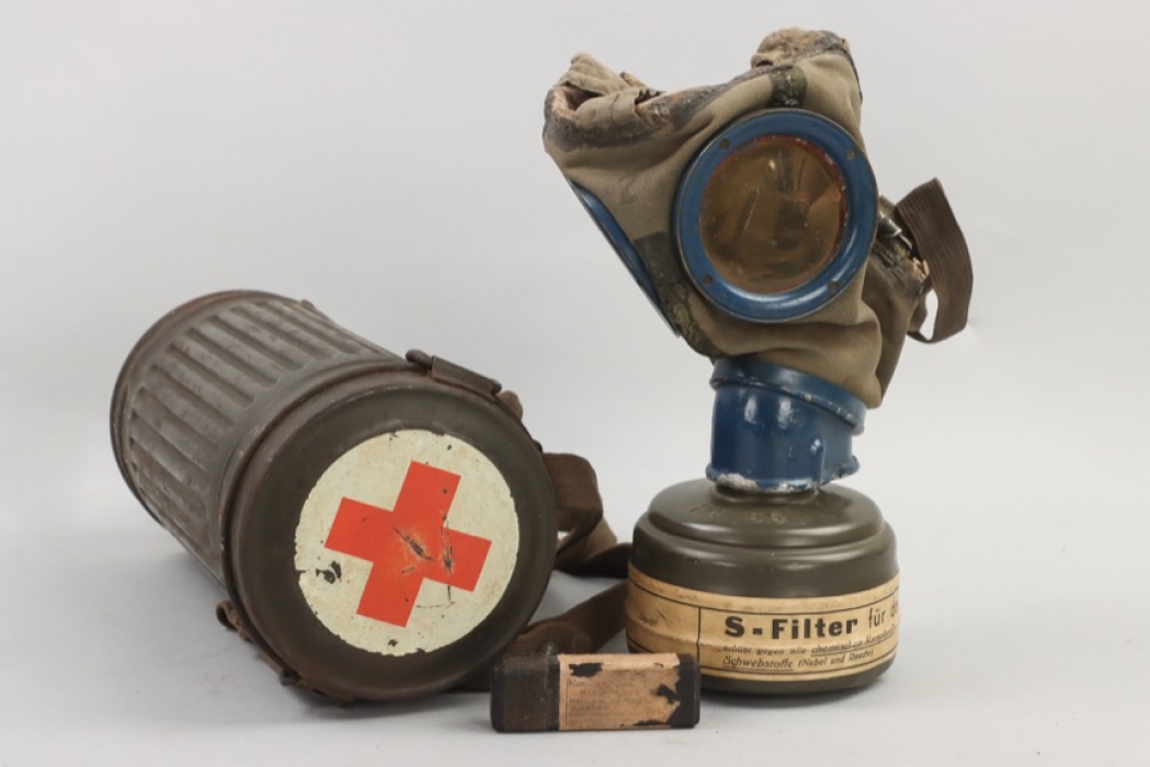 Wehrmacht gasmask with can of a medic