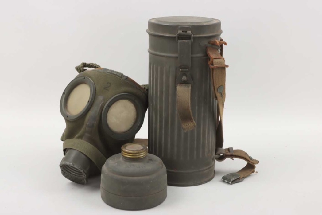 Horde find - M38 gas mask with can and stretcher